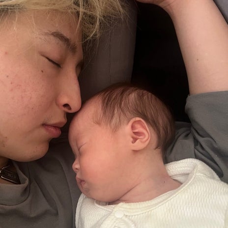 パパの腕枕がないと泣いちゃう毎日の画像