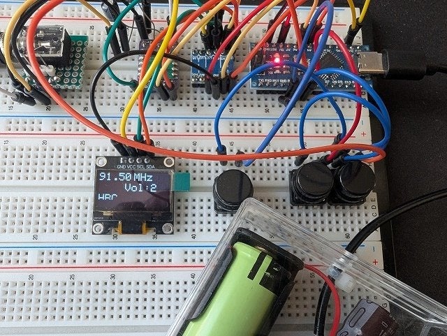 電池が駄目でひどくひずんだラジオの画像