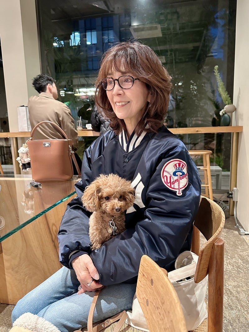 柏木由紀子 主人のブルゾンで外出の画像