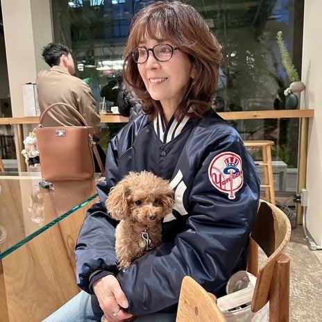 柏木由紀子 主人のブルゾンで外出の画像