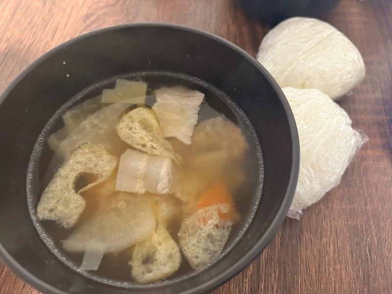 豚汁とおにぎりの簡単お昼ご飯の画像