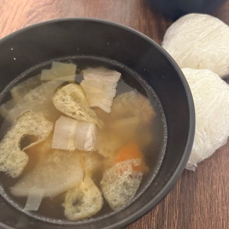 豚汁とおにぎりの簡単お昼ご飯の画像