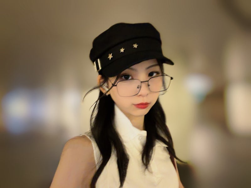 幅広い種類の夏服を選ぶ楽しい時間の画像