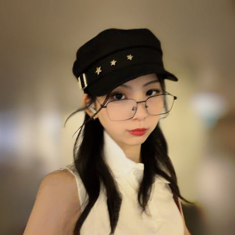幅広い種類の夏服を選ぶ楽しい時間の画像