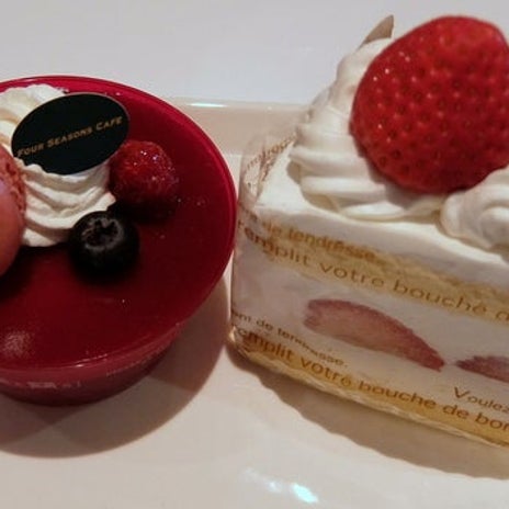 見た目も素敵な盛り沢山のスイーツの画像