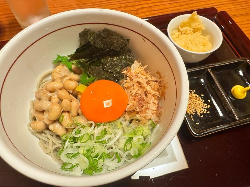 薬丸裕英 卵黄の綺麗な納豆蕎麦の画像