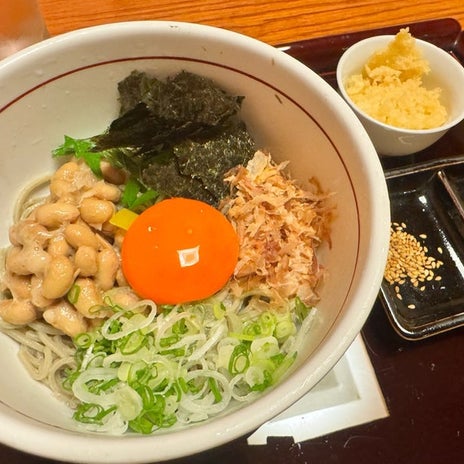 薬丸裕英 卵黄の綺麗な納豆蕎麦の画像