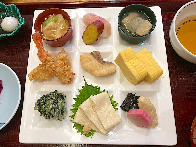 特典のお土産が付いたゆば御膳の画像