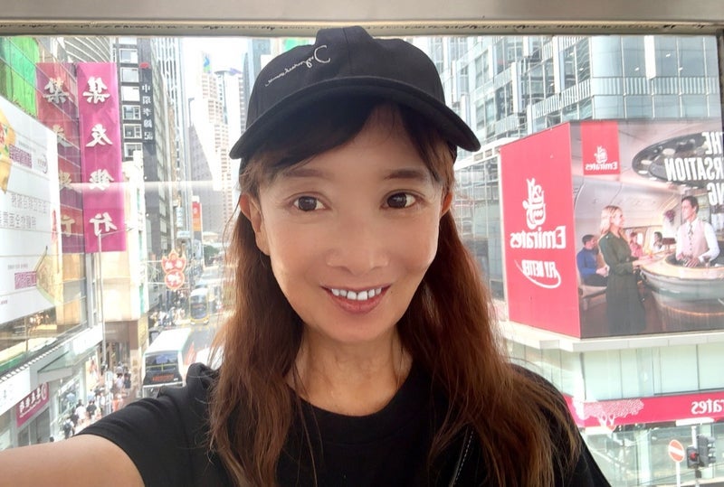 アグネス 香港にある華やかな看板の画像