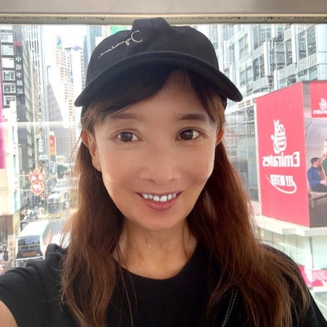 アグネス 香港にある華やかな看板の画像