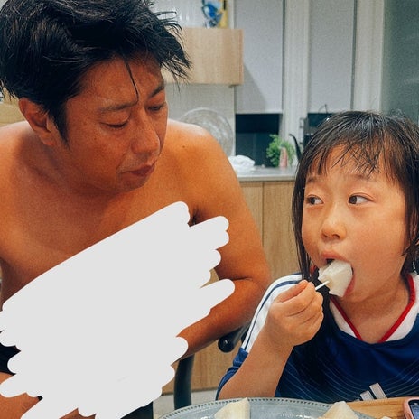 パパがいて家族で食べたご飯の画像
