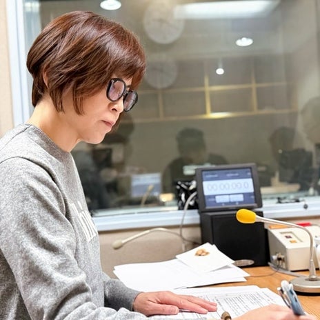 ラジオ収録前の真剣な眼差しの画像