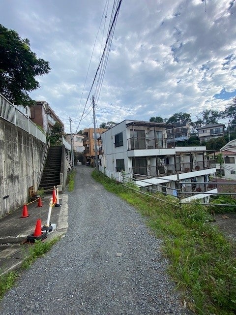 斜面に建てた解体もできないアパートの画像
