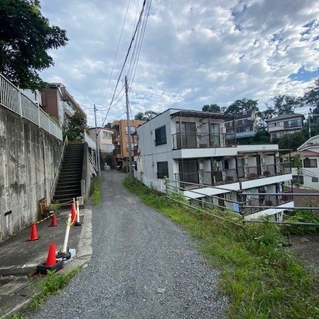 斜面に建てた解体もできないアパートの画像