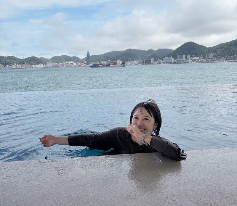 海が見渡せるホテル内の温水プールの画像