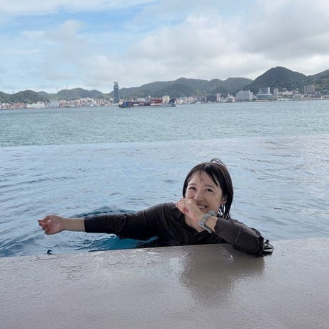 海が見渡せるホテル内の温水プールの画像