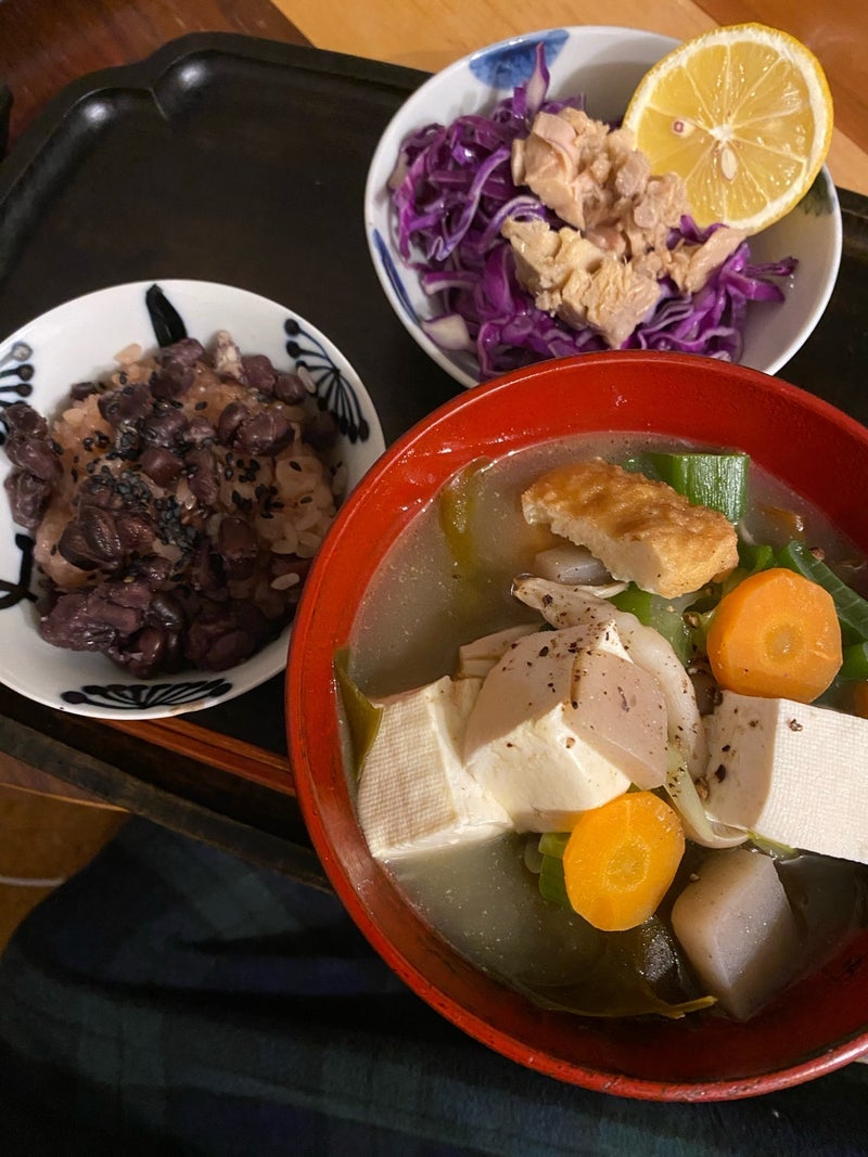 小豆を加えた赤飯のさっぱり献立の画像