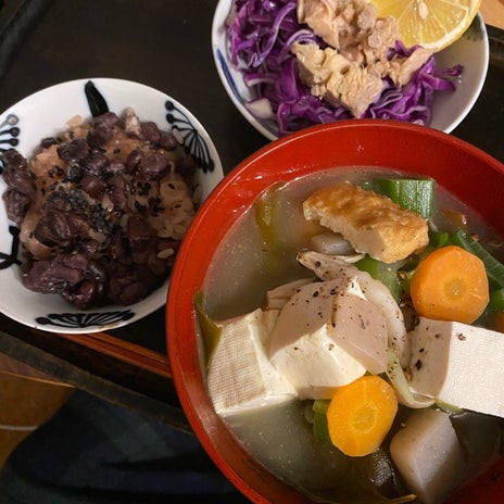 小豆を加えた赤飯のさっぱり献立の画像