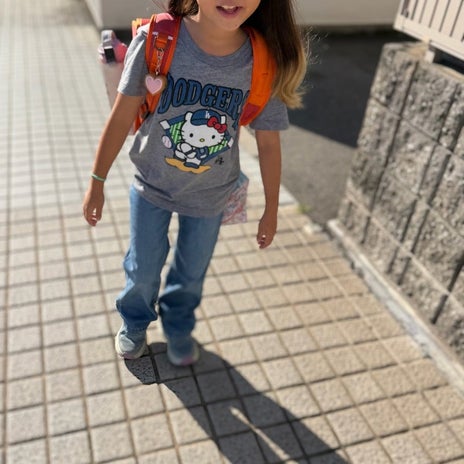 小原正子 1人で登校する長男の姿の画像