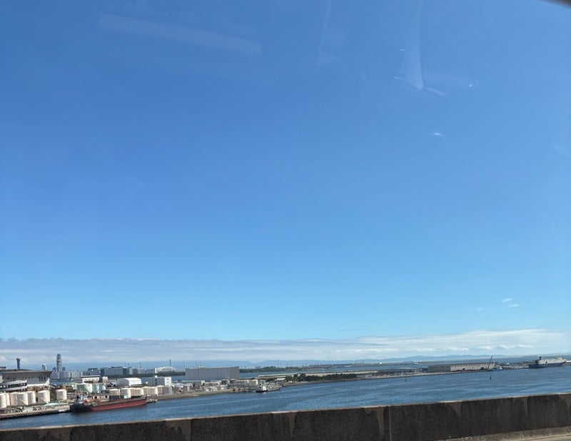 くもりで蒸し暑い大阪でのオフの画像