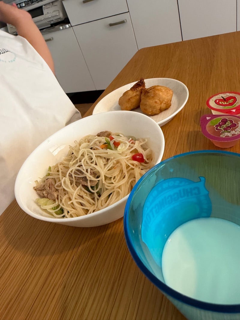 ストック冷食で豪華な娘のお昼ご飯の画像