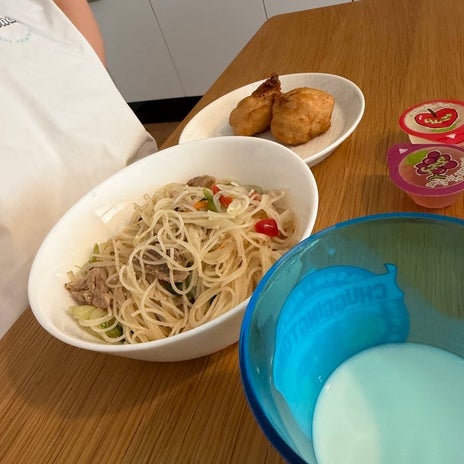 ストック冷食で豪華な娘のお昼ご飯の画像