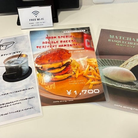 内装屋が手掛けるカフェのオムライスの画像