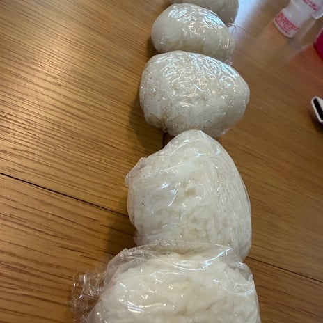 子ども5人の賑やかな朝ごはんの画像