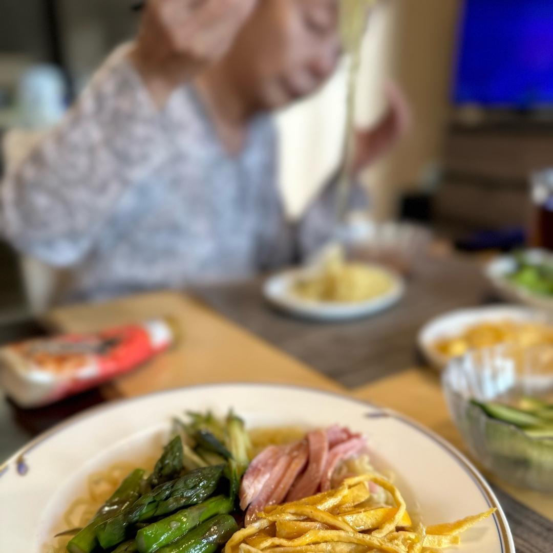 研ナオコの夫 冷やし中華で昼食の画像