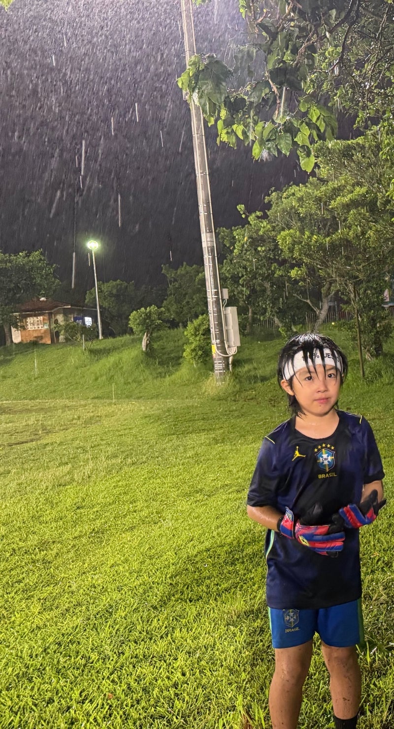 アレク 大雨の沖縄でのサッカー練習の画像
