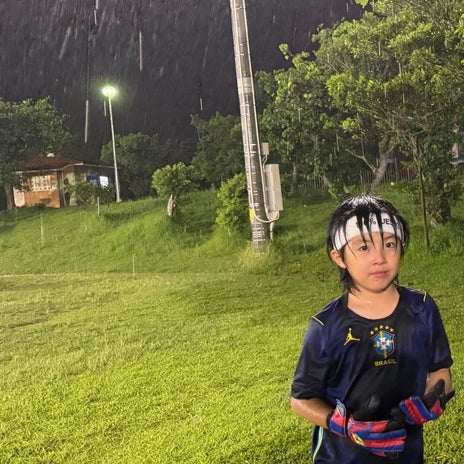 アレク 大雨の沖縄でのサッカー練習の画像