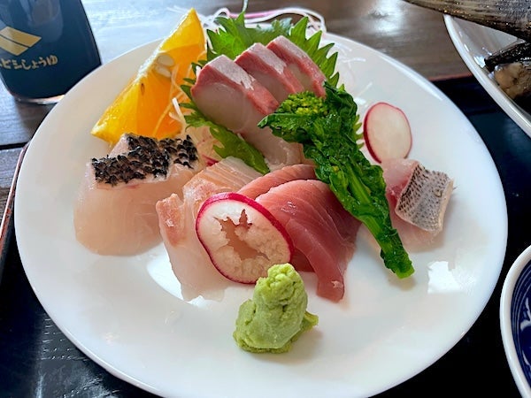 衝撃的だった刺身付煮魚定食の画像