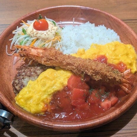 びくドンの新商品と白桃のデザートの画像