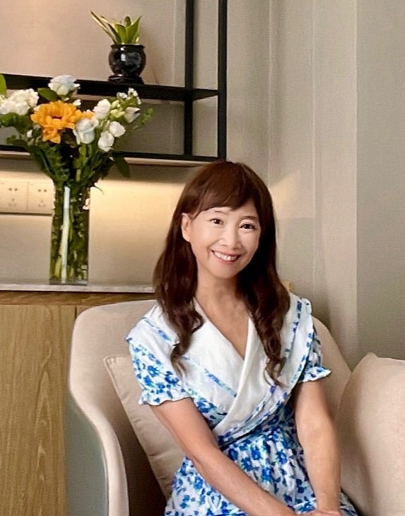 アグネス 普段はしないベッドでの作業の画像