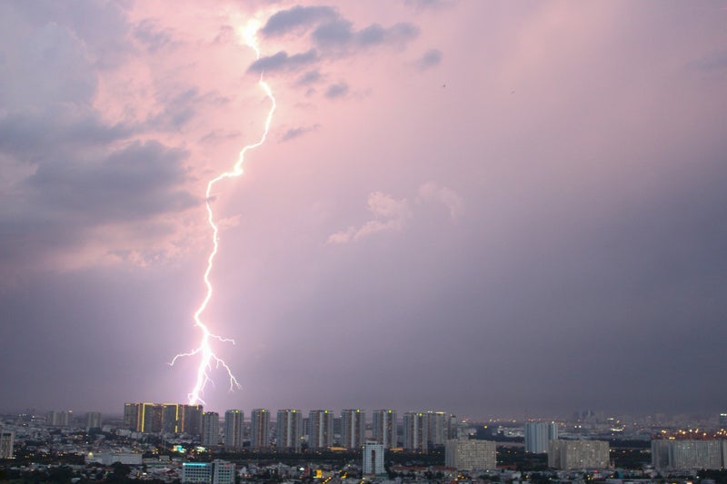 手話で大雨の中お婆さんを助けた娘の画像