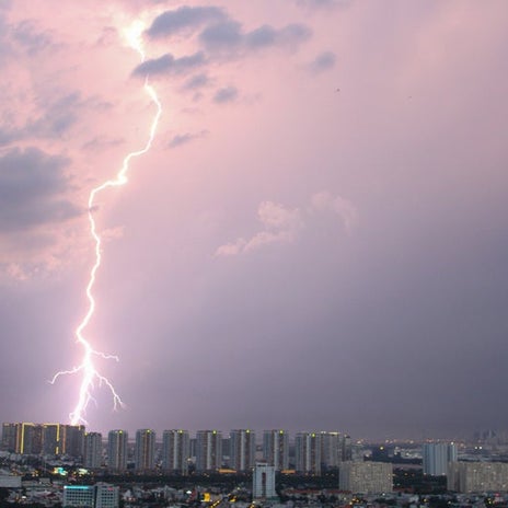 手話で大雨の中お婆さんを助けた娘の画像