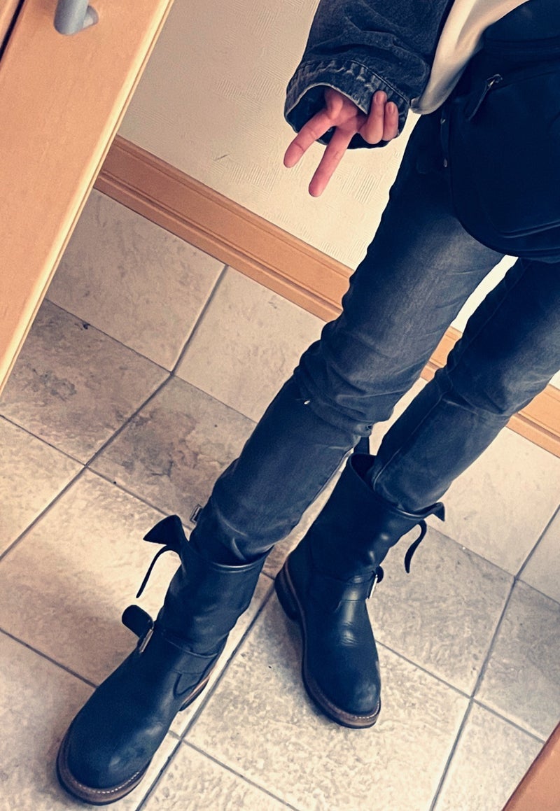 やる気なさそうな靴の修理屋さんの画像