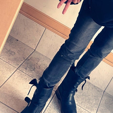 やる気なさそうな靴の修理屋さんの画像