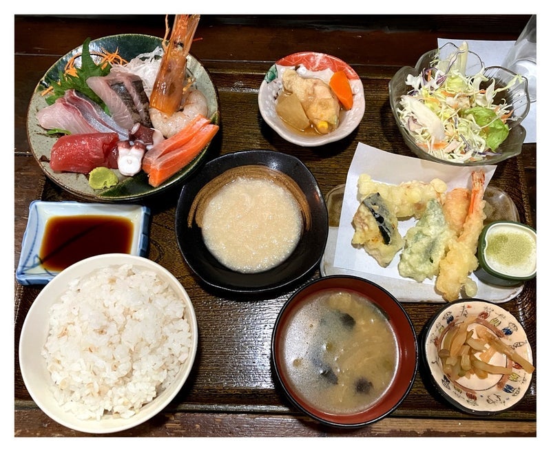 税込990円で幸せな人気の定食の画像
