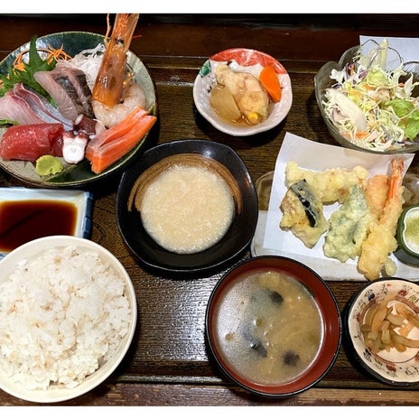税込990円で幸せな人気の定食の画像