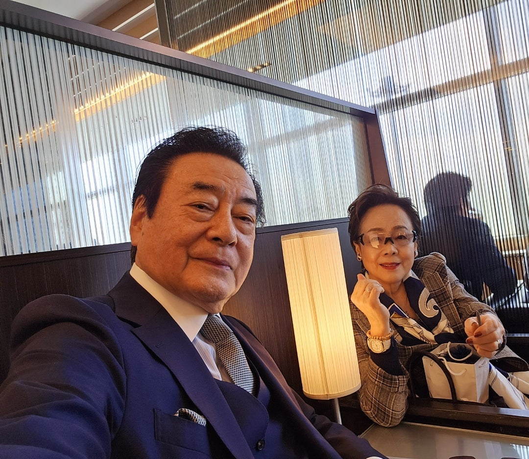 高橋英樹 妻と空港のラウンジへ