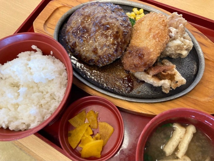 ファミレスでモーニング後のランチの画像
