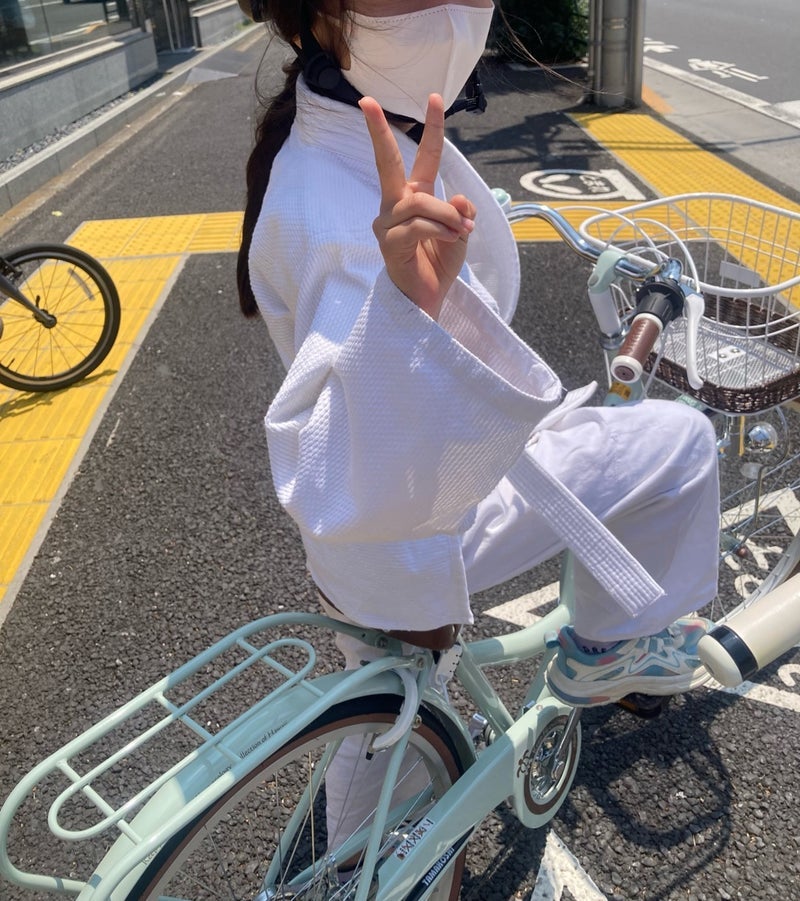 はしのえみ 道着で自転車に乗る娘の画像