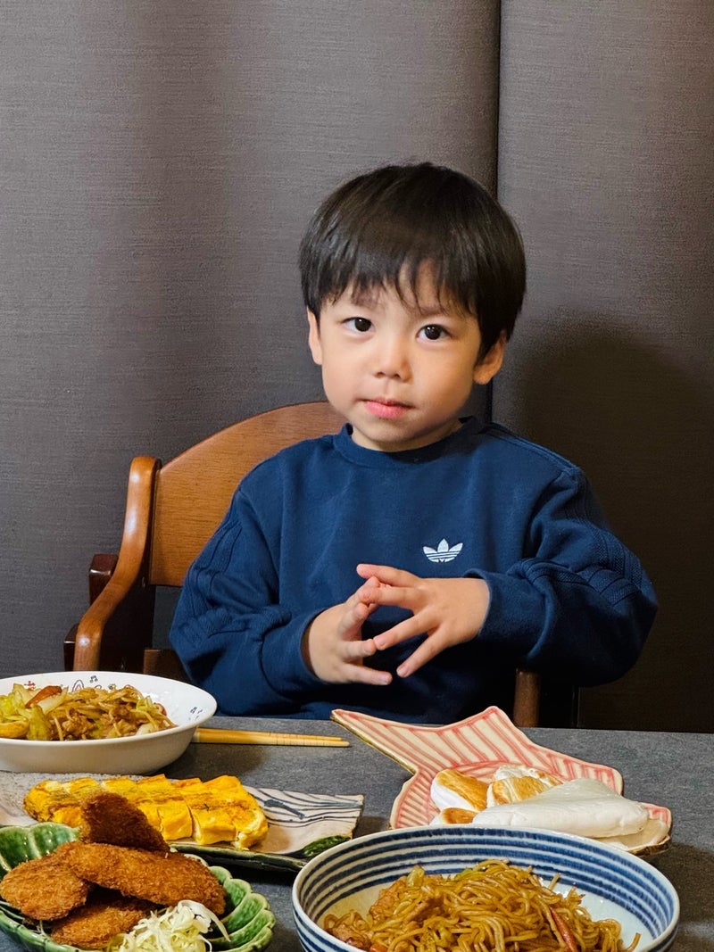 だいた 大人っぽく座る息子の様子の画像