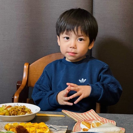 だいた 大人っぽく座る息子の様子の画像
