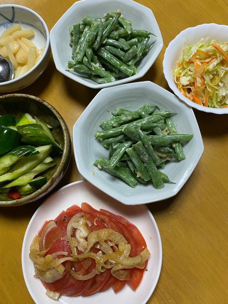 肉を焼いた野菜たっぷりの連休ご飯の画像
