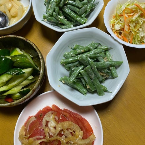 肉を焼いた野菜たっぷりの連休ご飯の画像