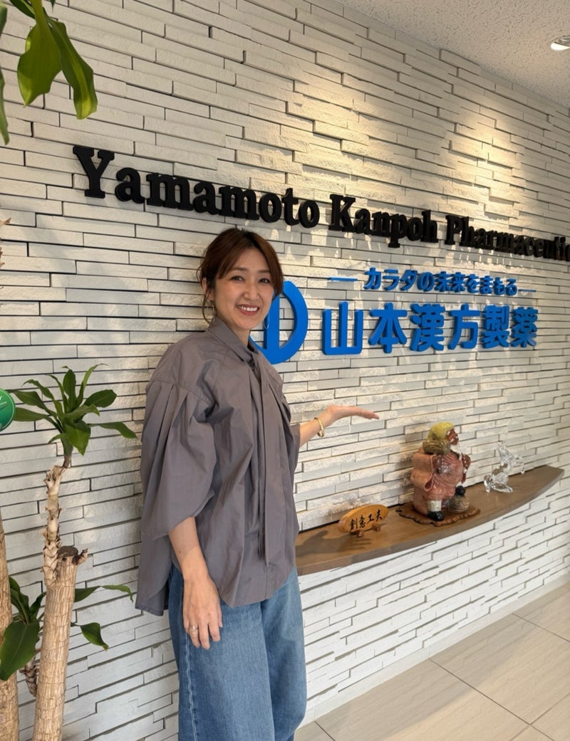 原田龍二の妻 玄関の裸エプロン写真の画像