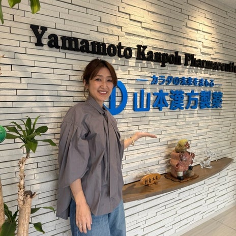 原田龍二の妻 玄関の裸エプロン写真の画像