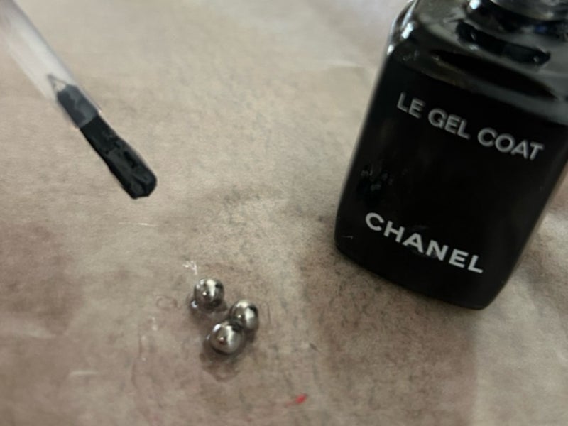 CHANELのベースコートから出た銀の玉の画像